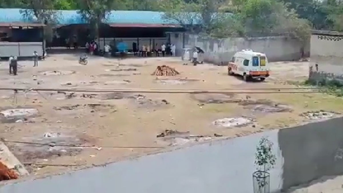 जलती चिताओं के धुएं से स्थानीय लोग परेशान 