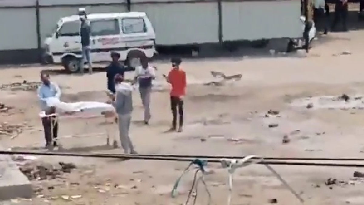 जलती चिताओं के धुएं से स्थानीय लोग परेशान 