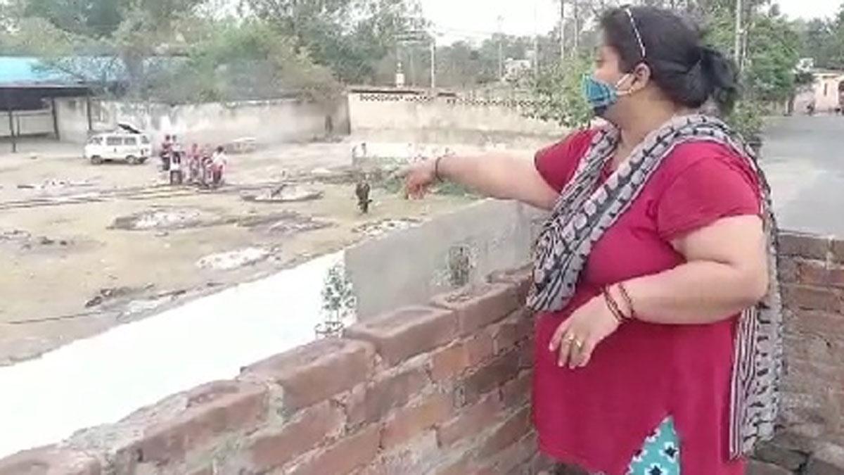 जलती चिताओं के धुएं से स्थानीय लोग परेशान