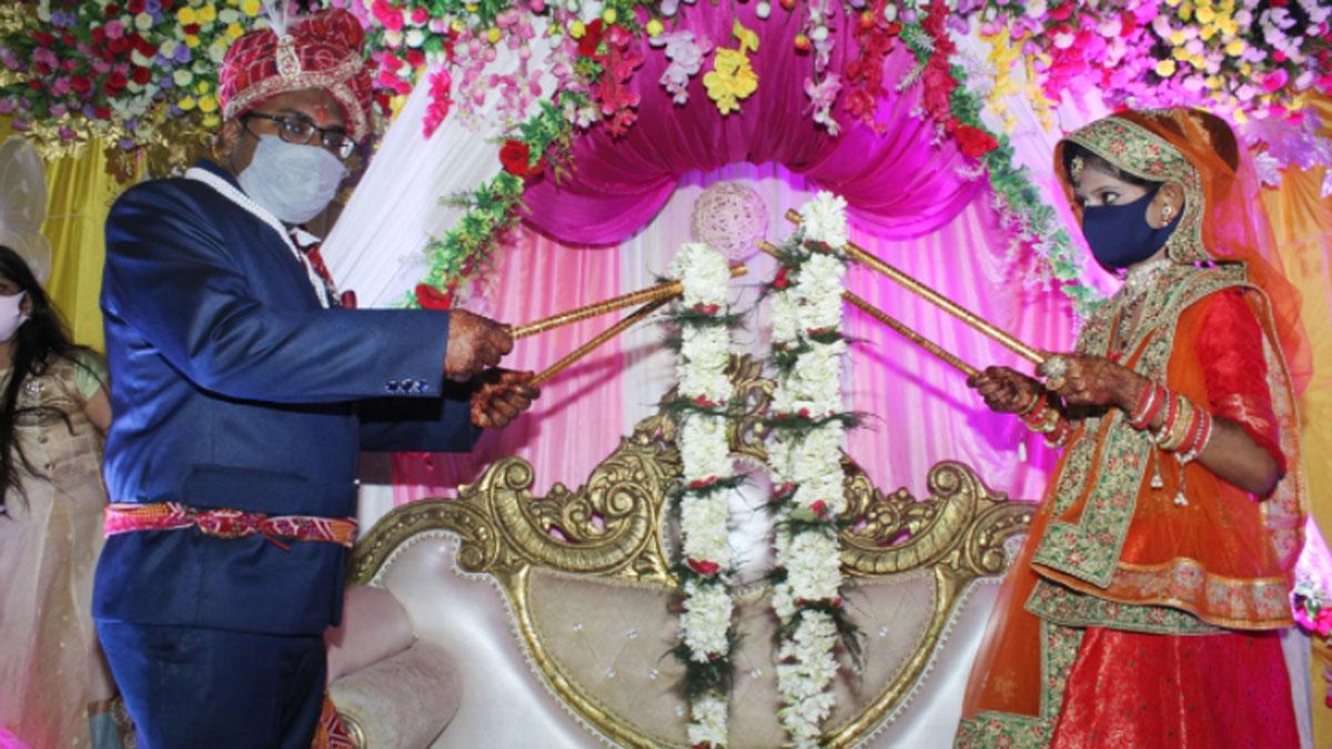 दूल्हा-दुल्हन ने डंडे के सहारे पहनाई वरमाला