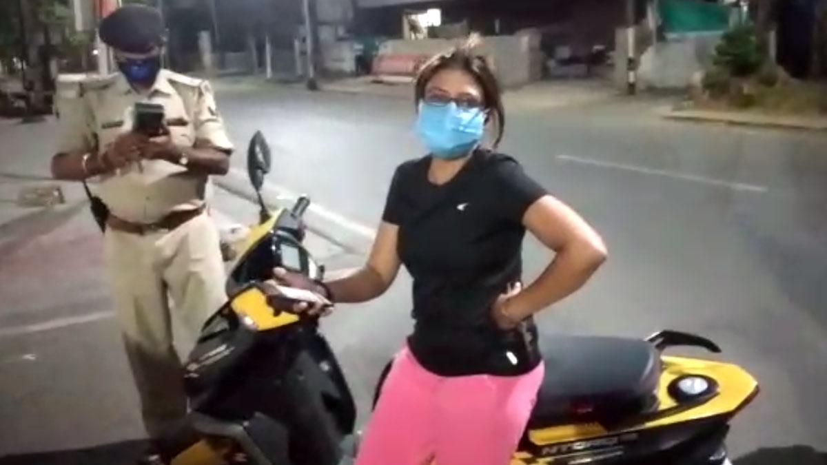 चालान काटने को लेकर स्कूटी सवार लड़की ने किया हाई वोल्टेज ड्रामा