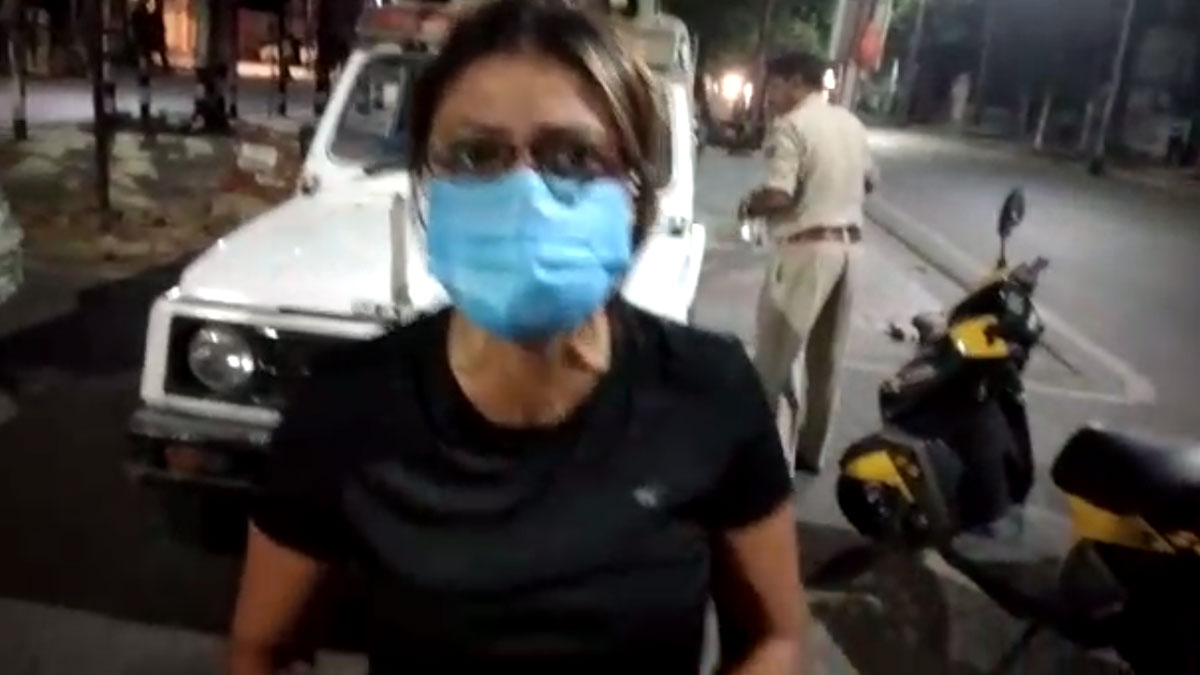 चालान काटने को लेकर स्कूटी सवार लड़की ने किया हाई वोल्टेज ड्रामा