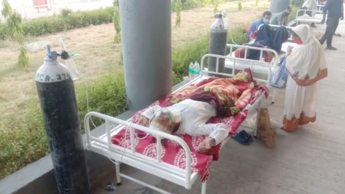 खुले में हो रहा है कोरोना संदिग्ध मरीजों का इलाज 