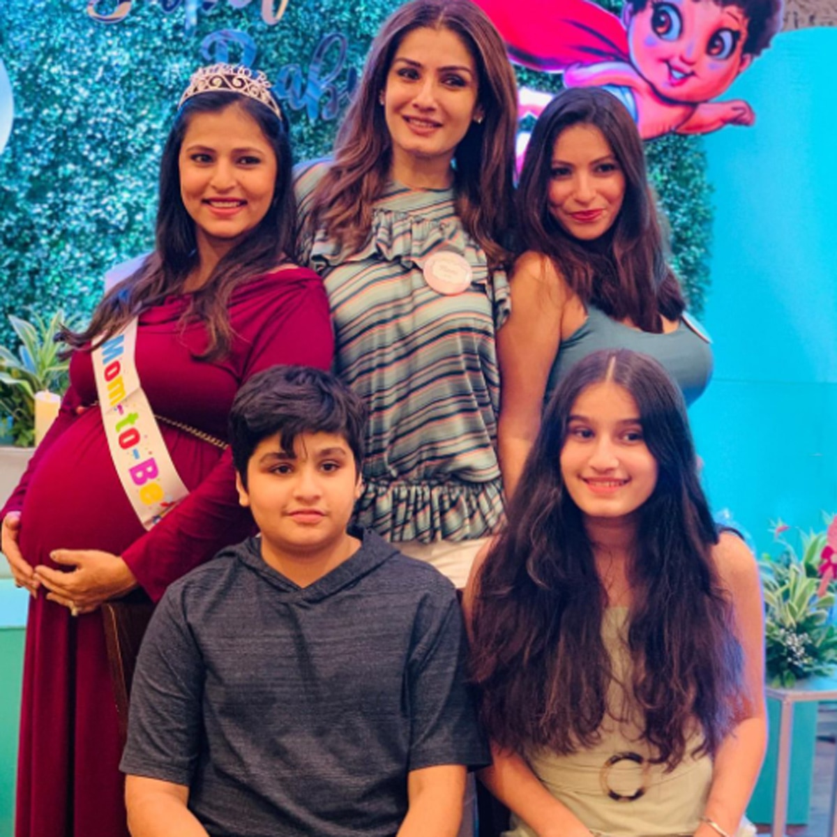 रवीना टंडन अपने बच्चों के साथ 
