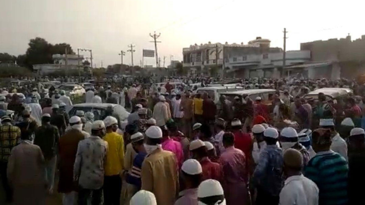 मुस्लिम धर्मगुरु के जनाजे में जनसैलाब उमड़ पड़ा