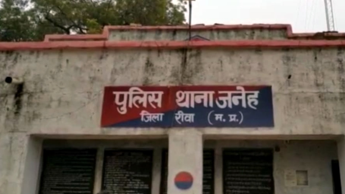  80 साल की पत्नी के सीने पर मारी बुजुर्ग ने लात, मौत हुई तो चुपचाप बांस के पत्तों पर रखकर जला द‍िया शव  