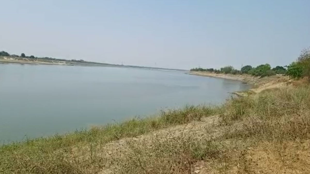 नदी किनारे लग रहा है लाशों का अंबार 