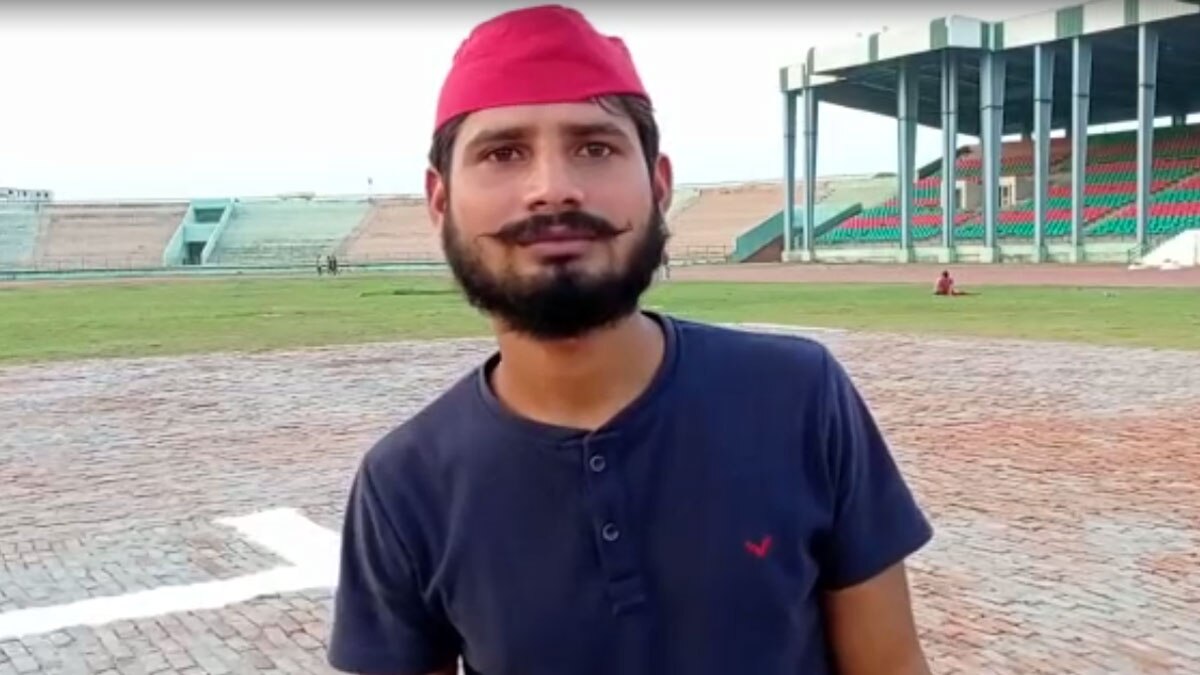 सपा कार्यकर्ता ने उन जगहों पर गंगा जल छिड़का जहां सीएम योगी गए थे 