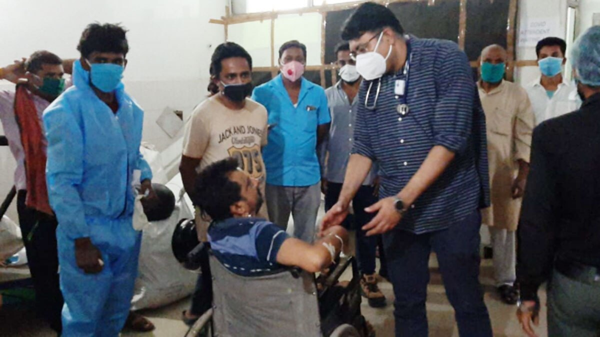 कोरोना से ठीक होने के बाद डॉक्टर को गले लगाकर रोने लगा मरीज 