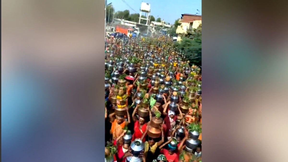 लोग बिना मास्क, बिना सोशल डिस्टेंसिंग के साथ पूजा में शामिल हुए