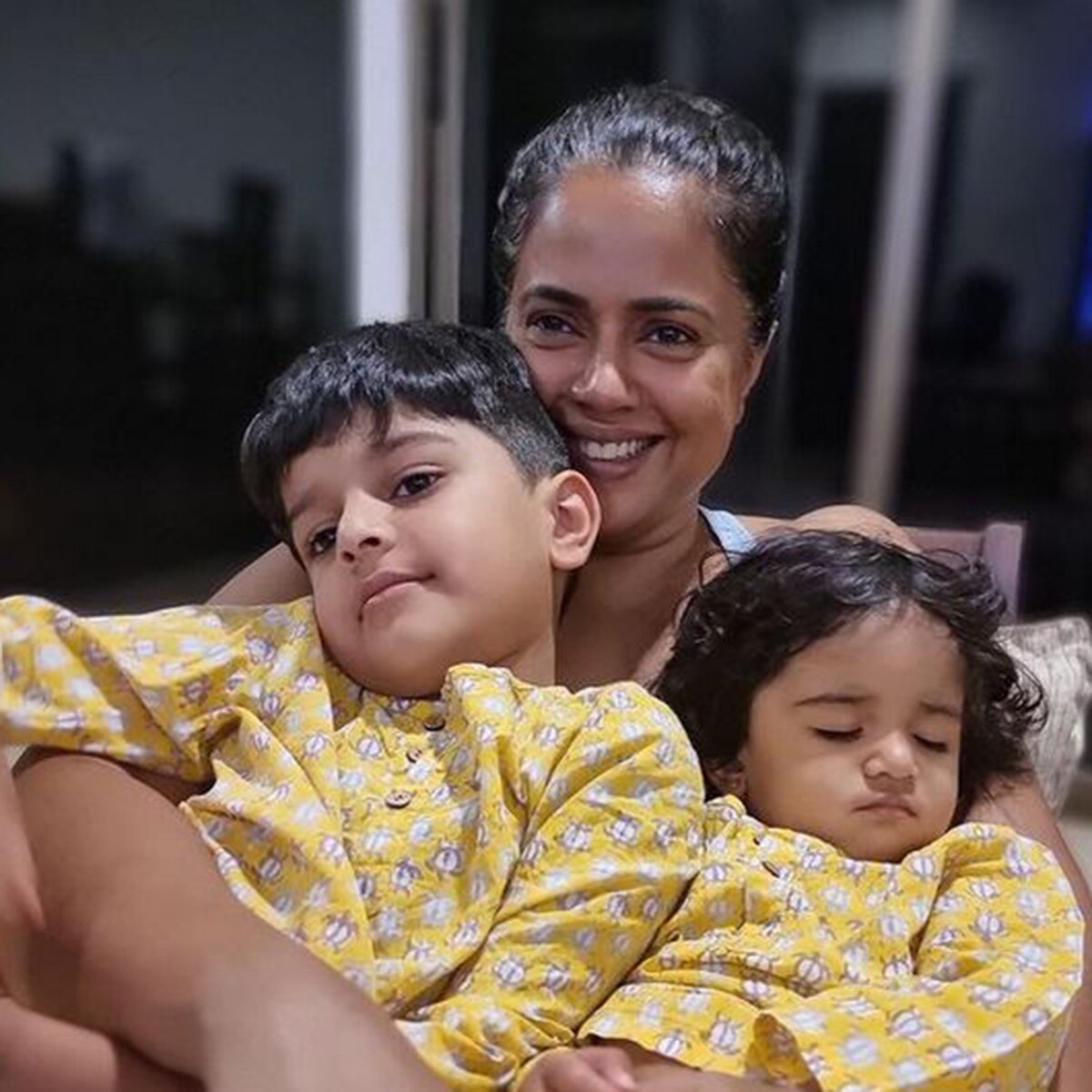 दोनों बच्चों संग समीरा रेड्डी