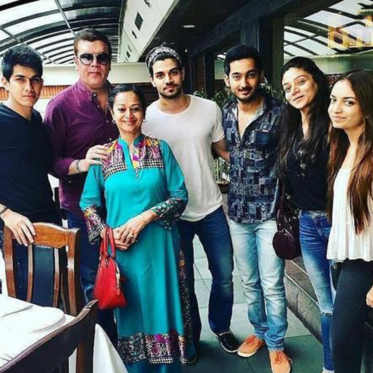 फैमिली संग सना पंचोली 