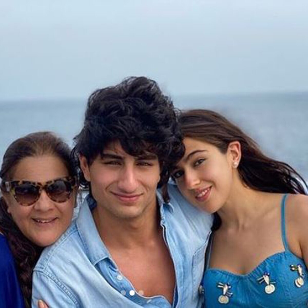 भाई इब्राहम और मां अमृता संग सारा 