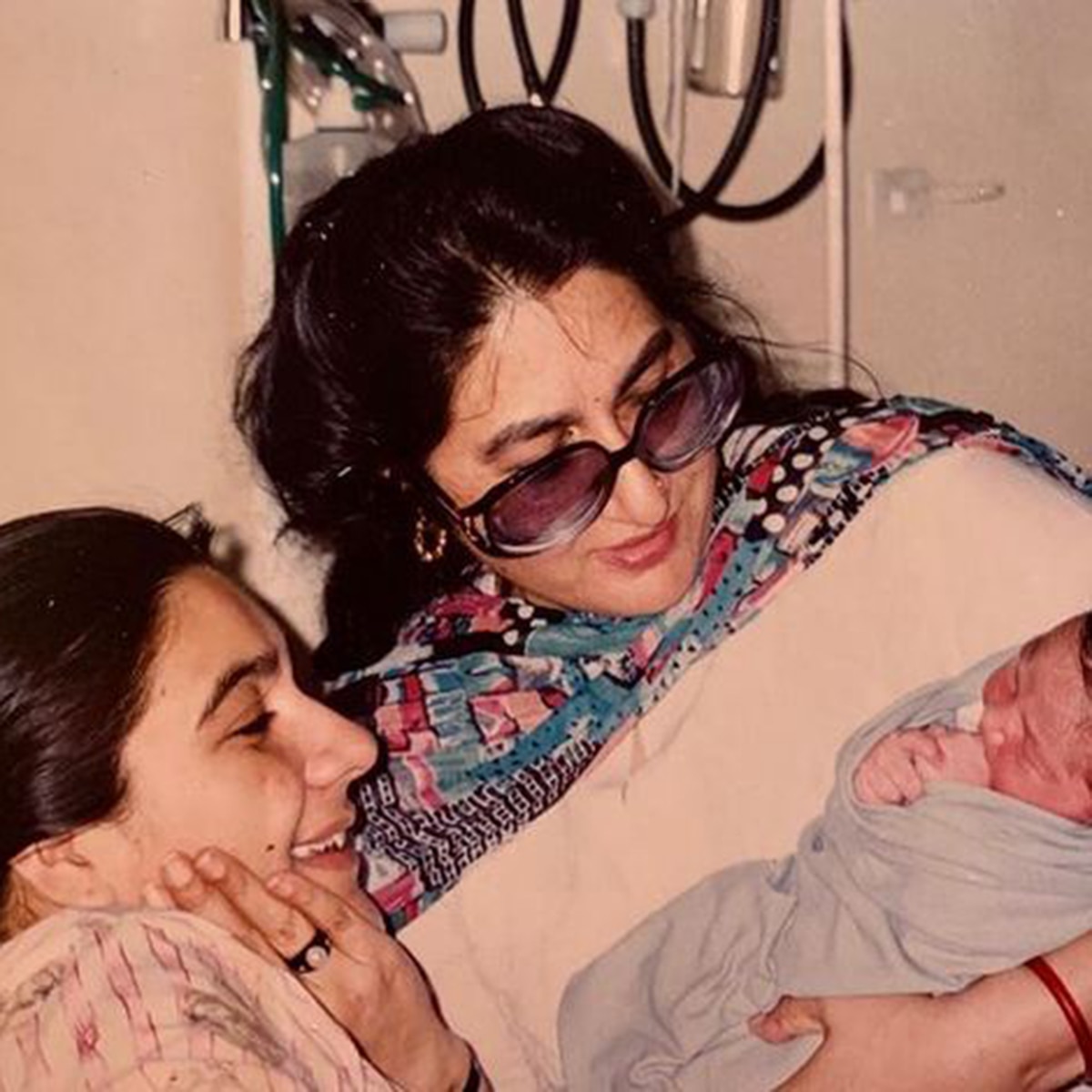 अपनी मां और नानी संग नन्हीं सारा