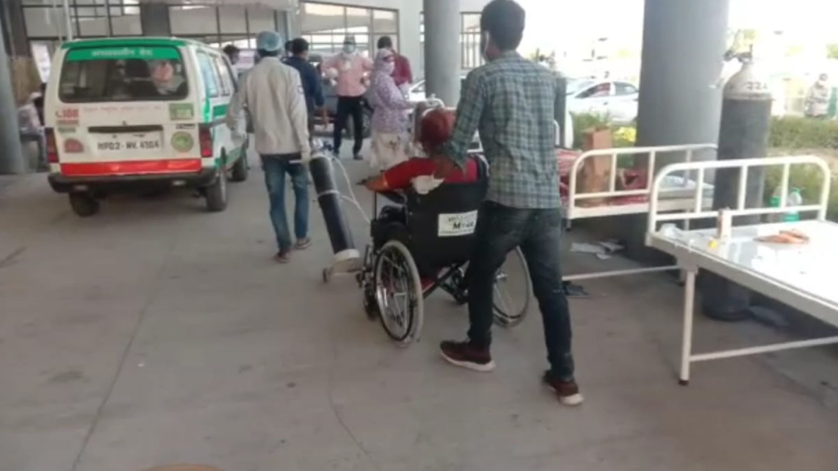 खुले में हो रहा है कोरोना संदिग्ध मरीजों का इलाज 