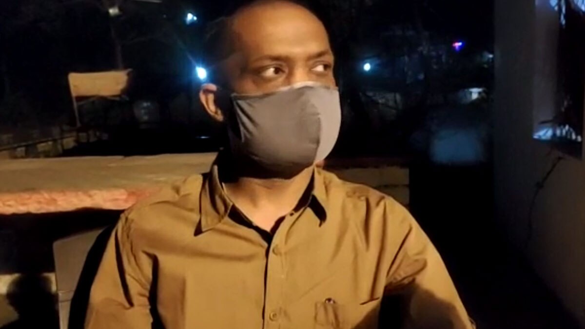 SDM को चप्पल से मारने के लिए दौड़ी महिला 