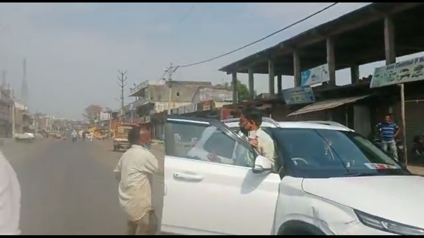 CMO को मारा थप्पड़, सब्जी गिराने पर SHO सस्पेंड