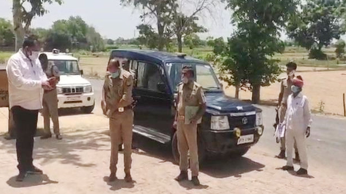 वैक्सीन न लगवाने पर कहीं शराब तो कहीं सैलरी पर रोक 