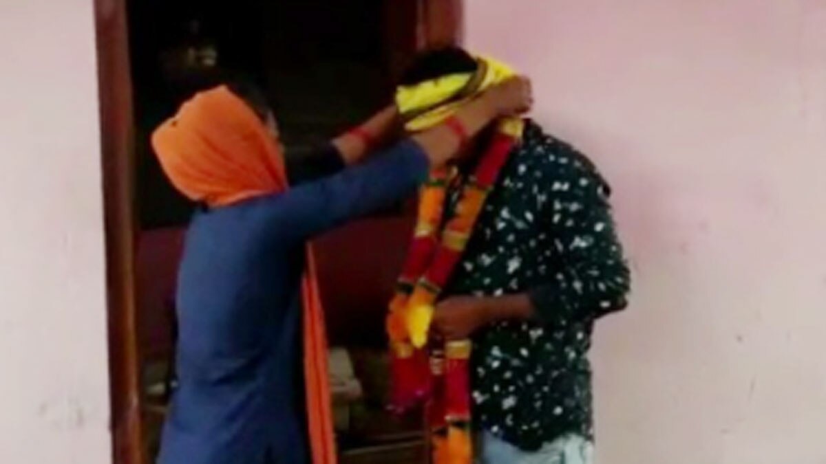 पुलिस ने थाने में कराई प्रेमी जोड़े की शादी  