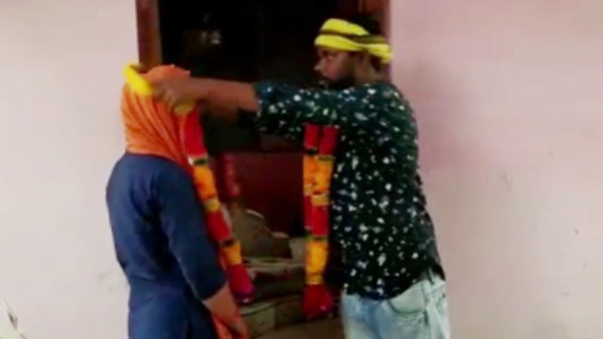 पुलिस ने थाने में कराई प्रेमी जोड़े की शादी  