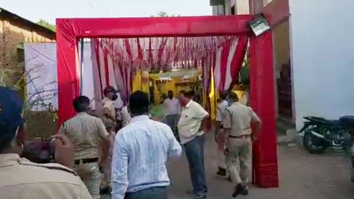 BJP MLA की भतीजी की शादी, नहीं हुआ चालान