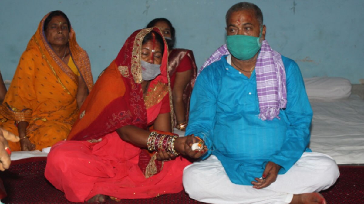 दूल्हा-दुल्हन ने डंडे के सहारे पहनाई वरमाला