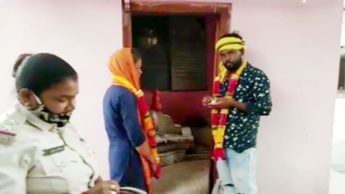 पुलिस ने थाने में कराई प्रेमी जोड़े की शादी  