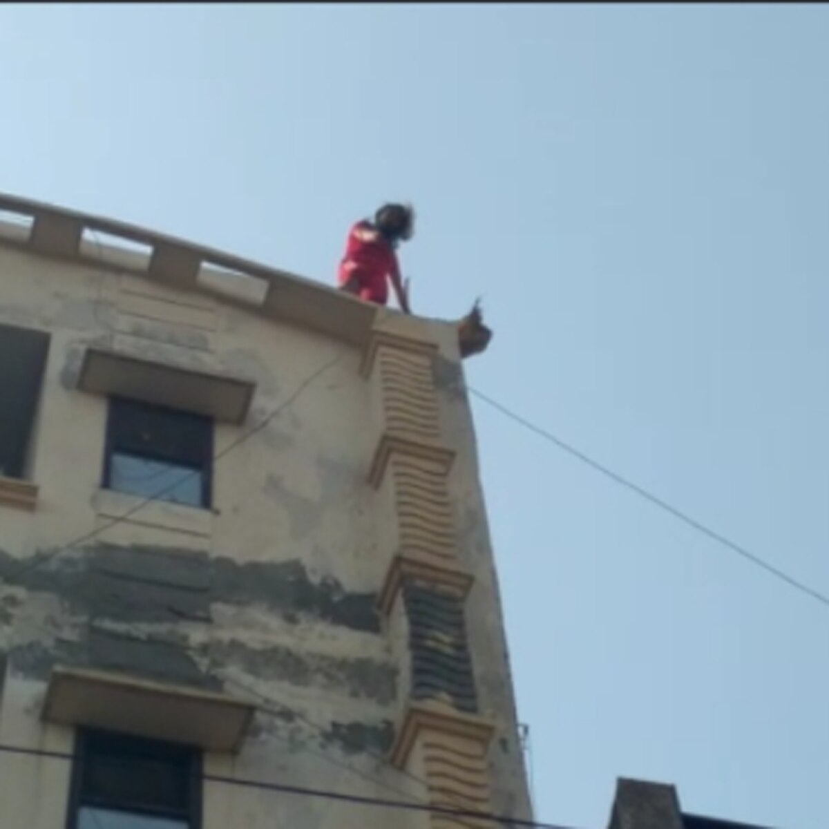 छत पर चढ़ी लड़की