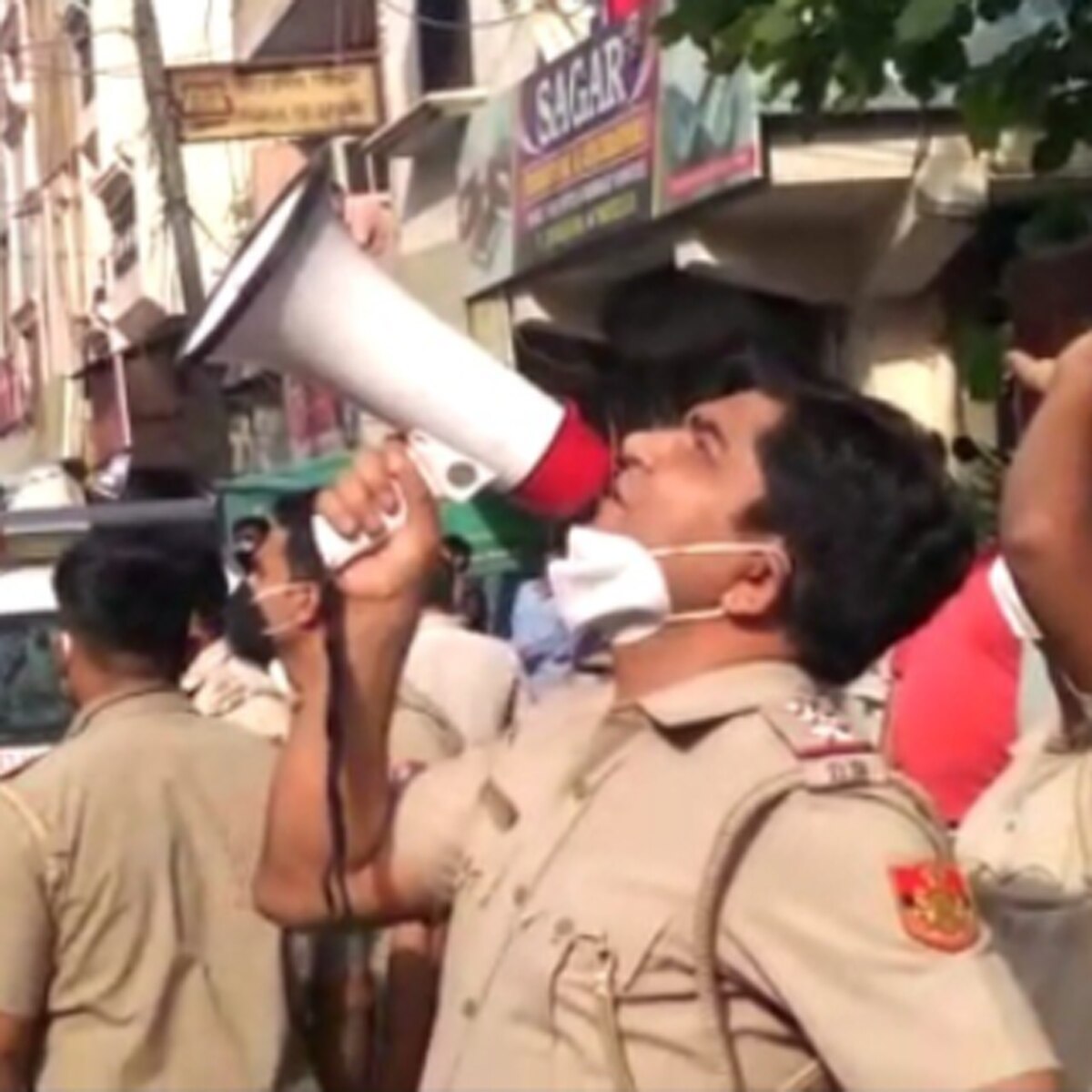 पुलिस ने लगातार की बातचीत