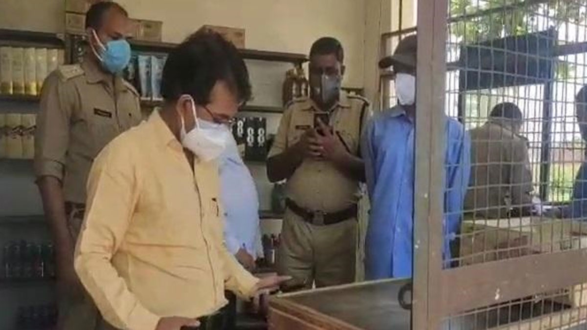 वैक्सीन न लगवाने पर कहीं शराब तो कहीं सैलरी पर रोक 