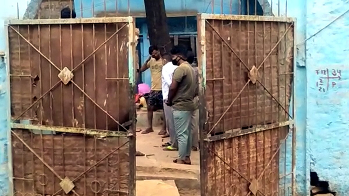 कोरोना संक्रमित महिला का शव चुपचाप घर छोड़ गई एम्बुलेंस, शव से लिपट कर रोते रहे बच्चे