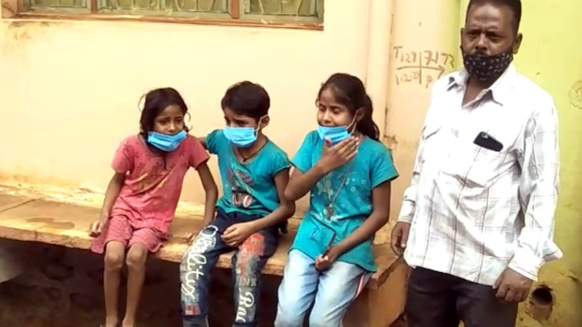 कोरोना संक्रमित महिला का शव चुपचाप घर छोड़ गई एम्बुलेंस, शव से लिपट कर रोते रहे बच्चे