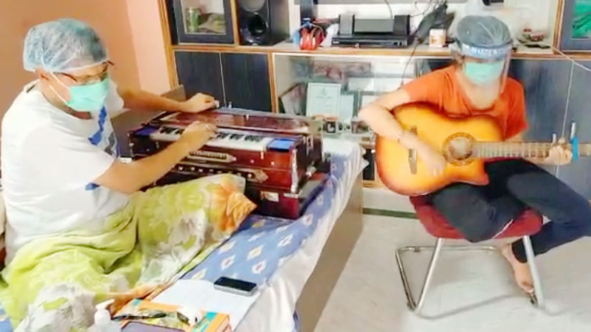 गाना गाकर कोरोना मरीजों का हौसला बढ़ाते हुए थाना प्रभारी 