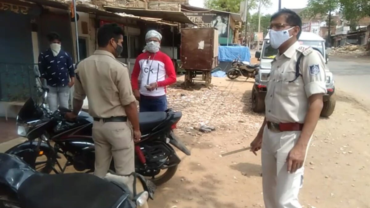 गाना गाकर कोरोना मरीजों का हौसला बढ़ाते हुए थाना प्रभारी 