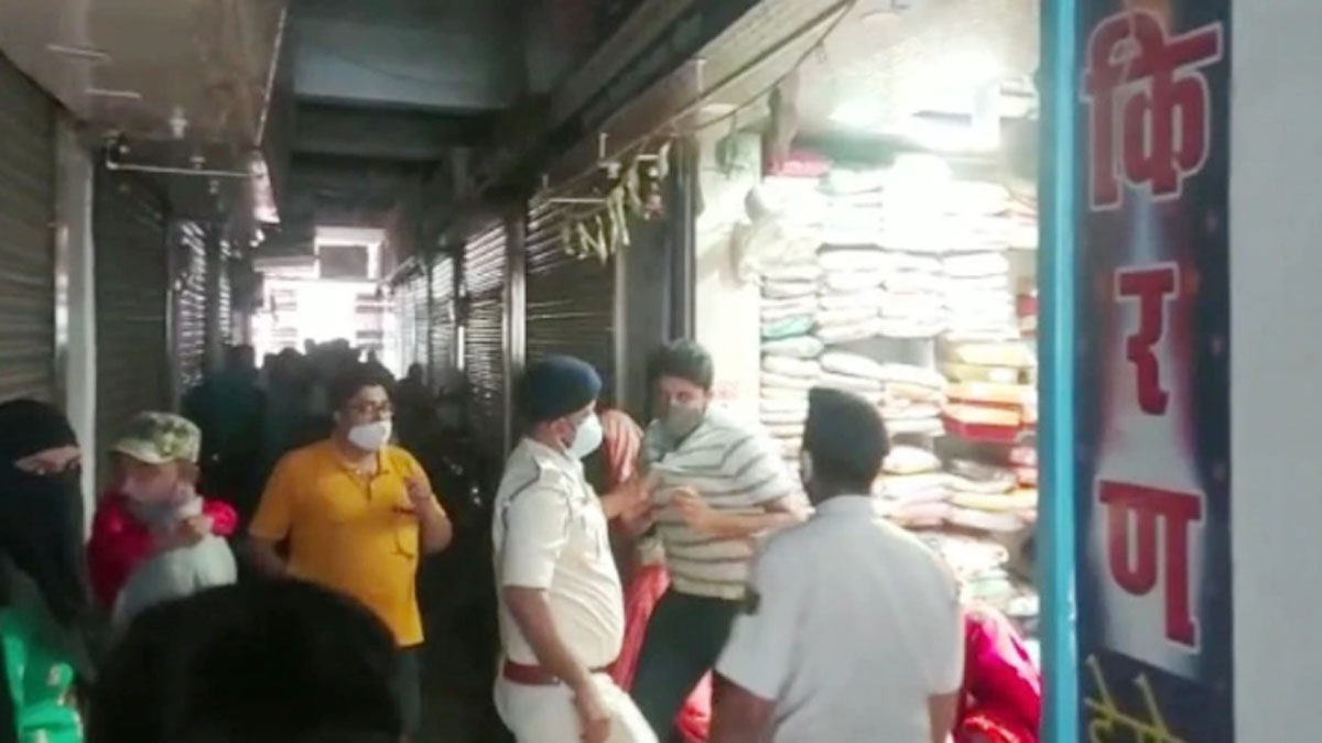 लॉकडाउन में दुकान खोलकर बैठे थे दुकानदार 