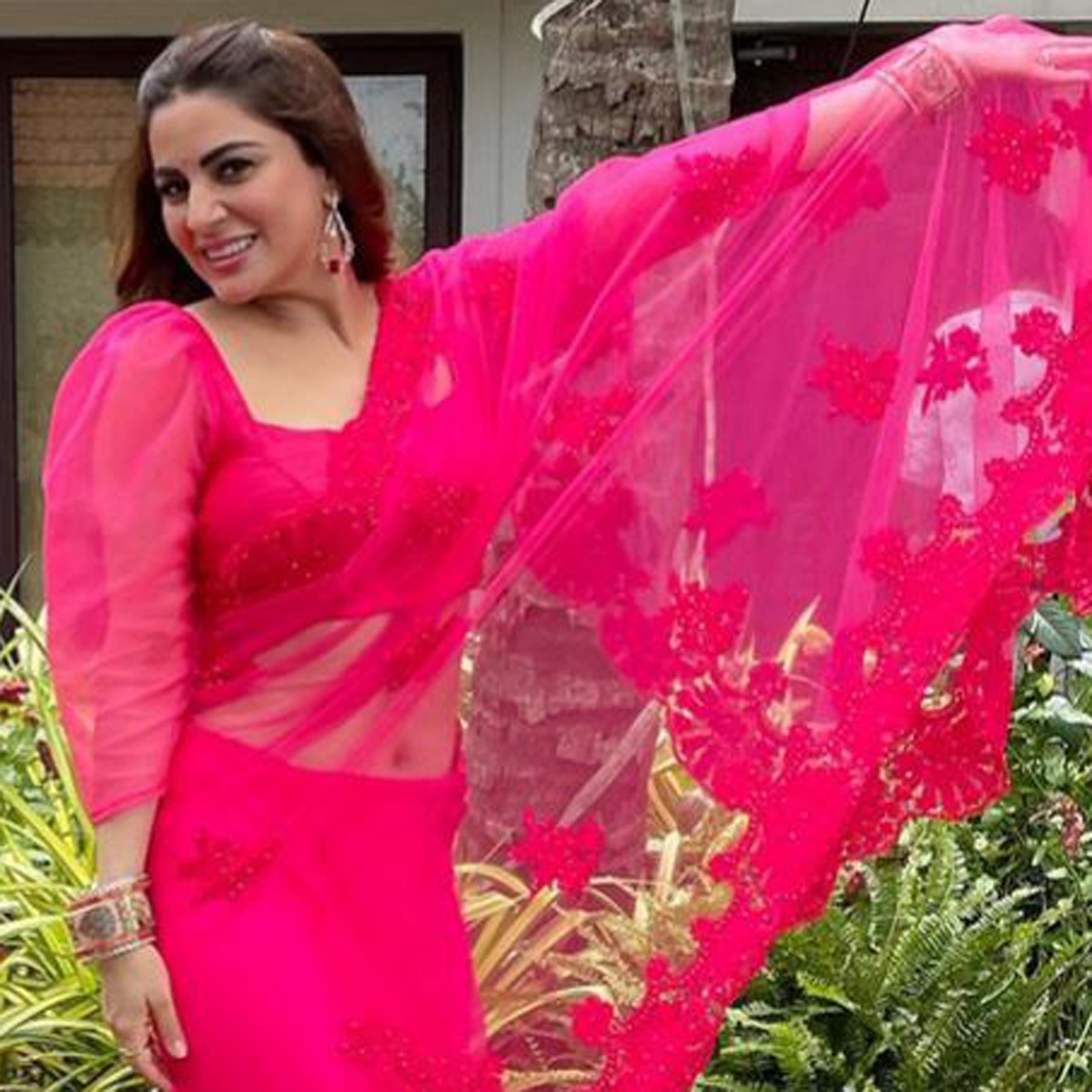 एक्ट्रेस श्रद्धा आर्या