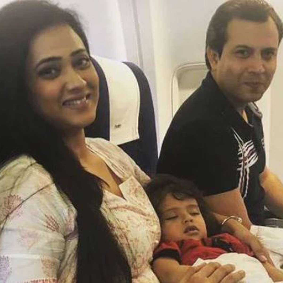 बेटे संग श्वेता, अभिनव कोहली