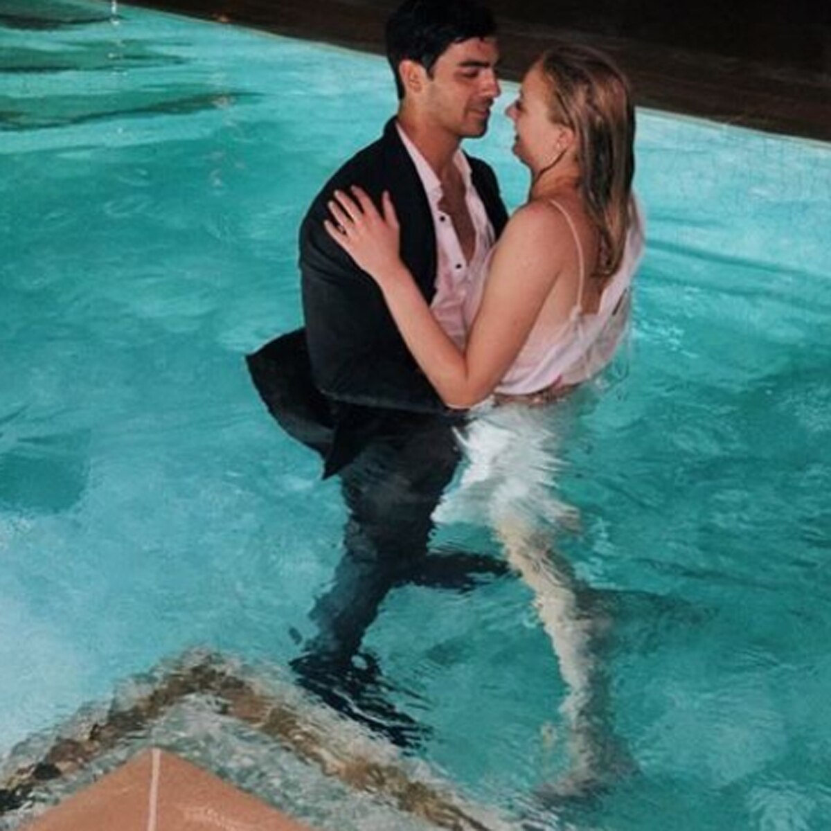 सोफी टर्नर-जो जोनस 