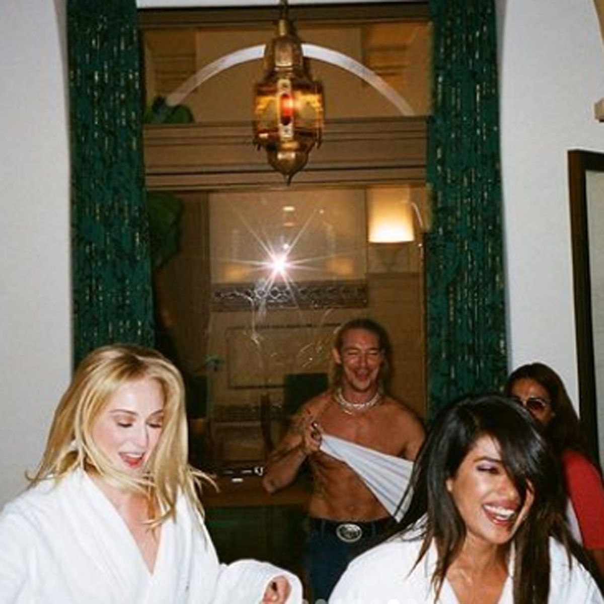 सोफी टर्नर-प्र‍ियंका चोपड़ा 