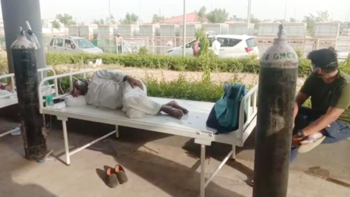 खुले में हो रहा है कोरोना संदिग्ध मरीजों का इलाज 