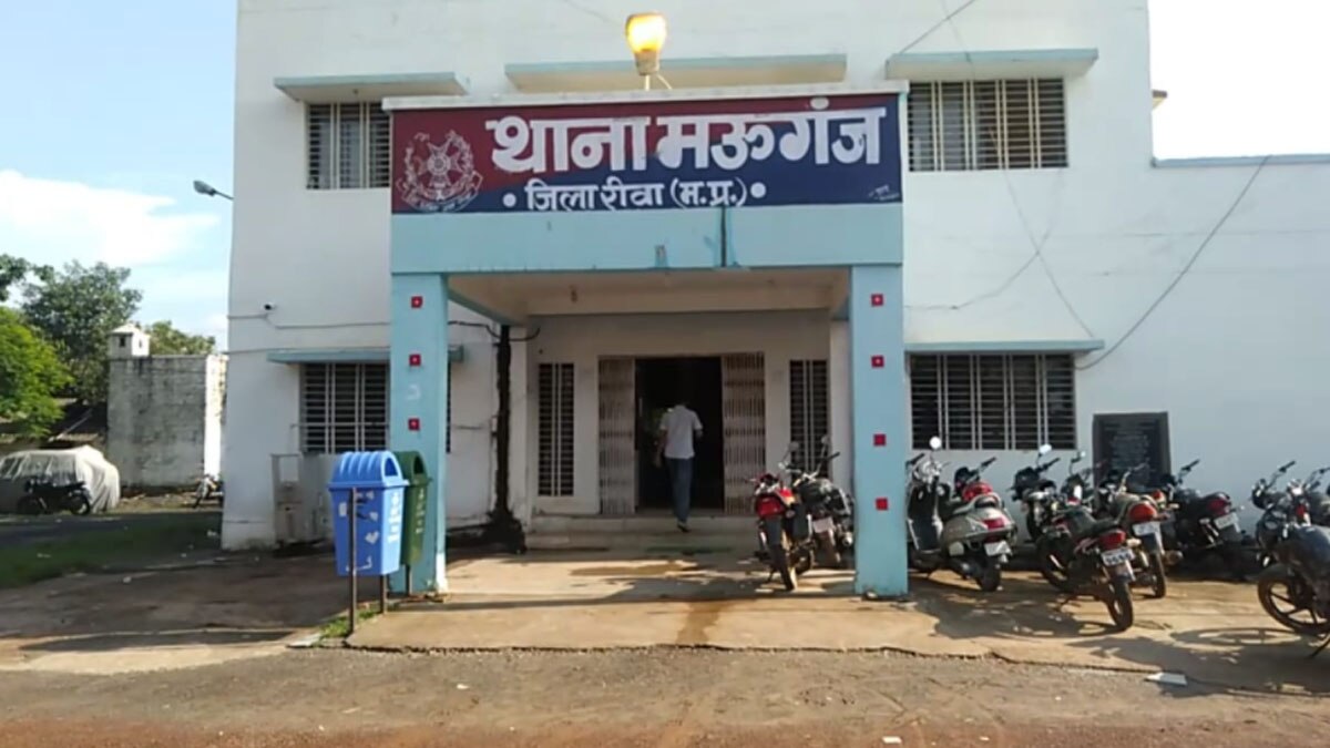 गाना गाकर कोरोना मरीजों का हौसला बढ़ाते हुए थाना प्रभारी 