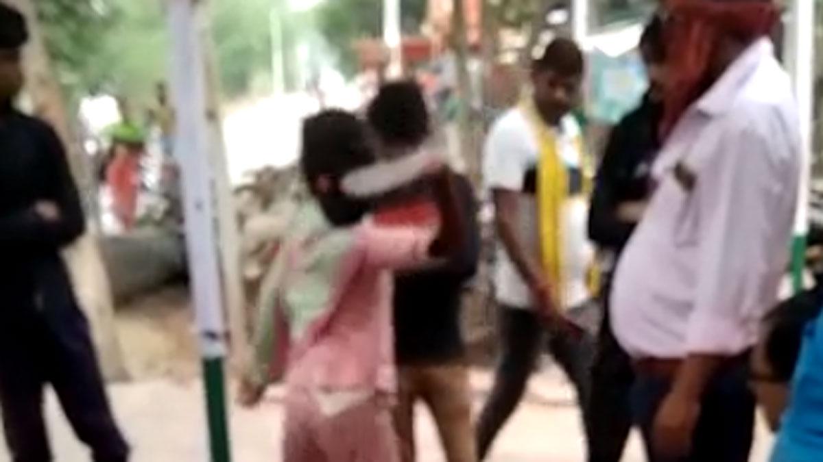 थाने में नाबालिग लड़की ने मनचलों की चप्पल से पिटाई की 