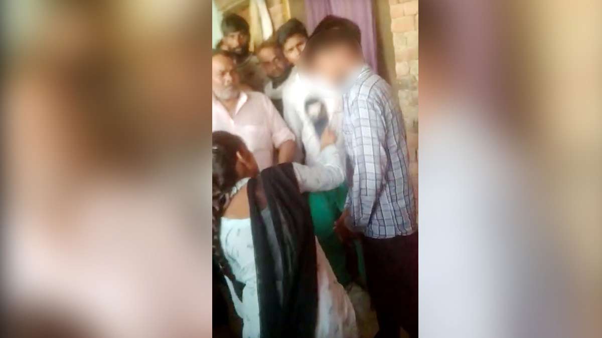 पंचायत में लड़की ने युवक को चप्पल से पीटा 