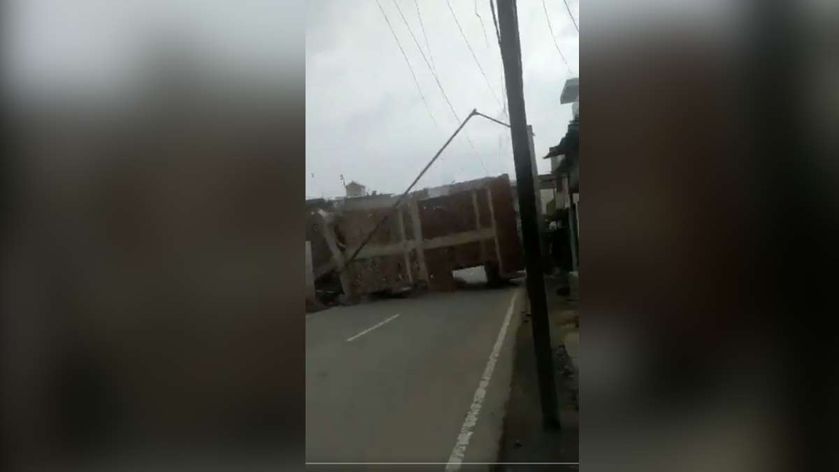 पलभर में गिरा तीन मंजिला मकान 