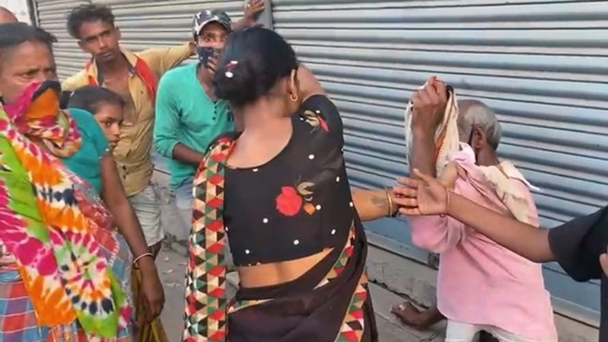 महिला ने अधेड़ उम्र के प्रेमी को पीटा