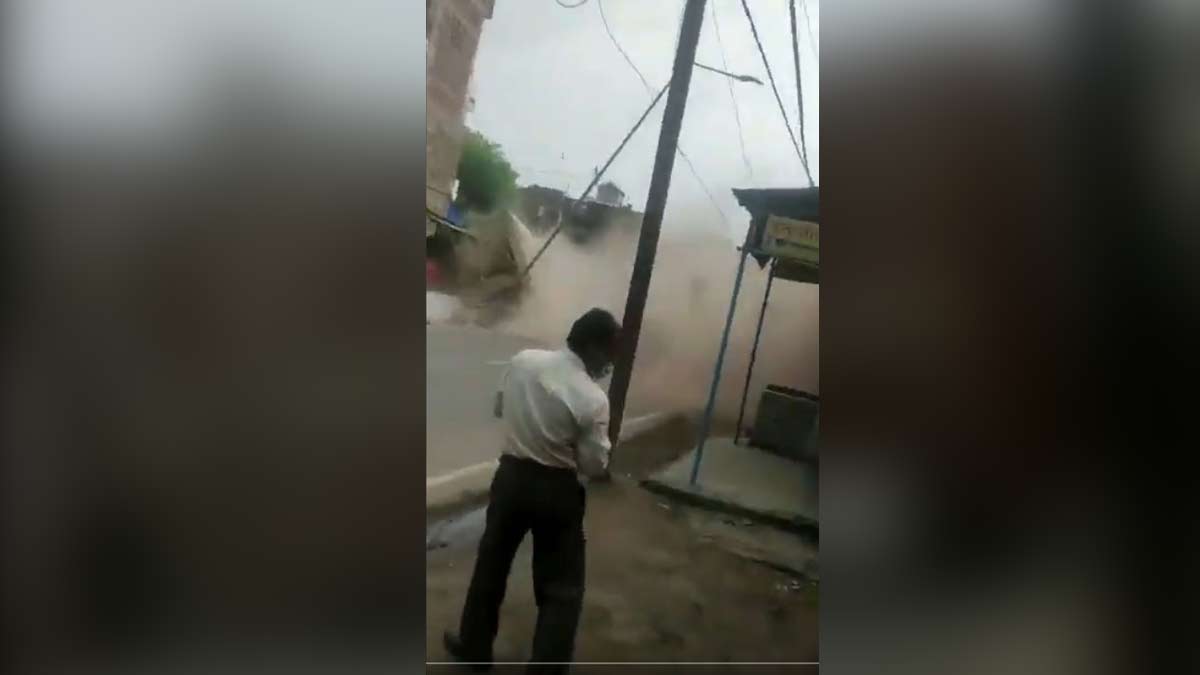 पलभर में गिरा तीन मंजिला मकान 