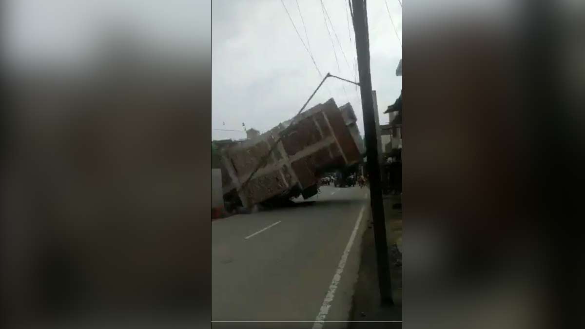 पलभर में गिरा तीन मंजिला मकान 