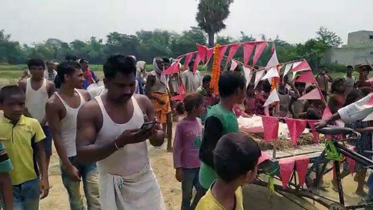 बैंड बाजे के साथ किया पालतू कुत्ते का अंतिम संस्कार