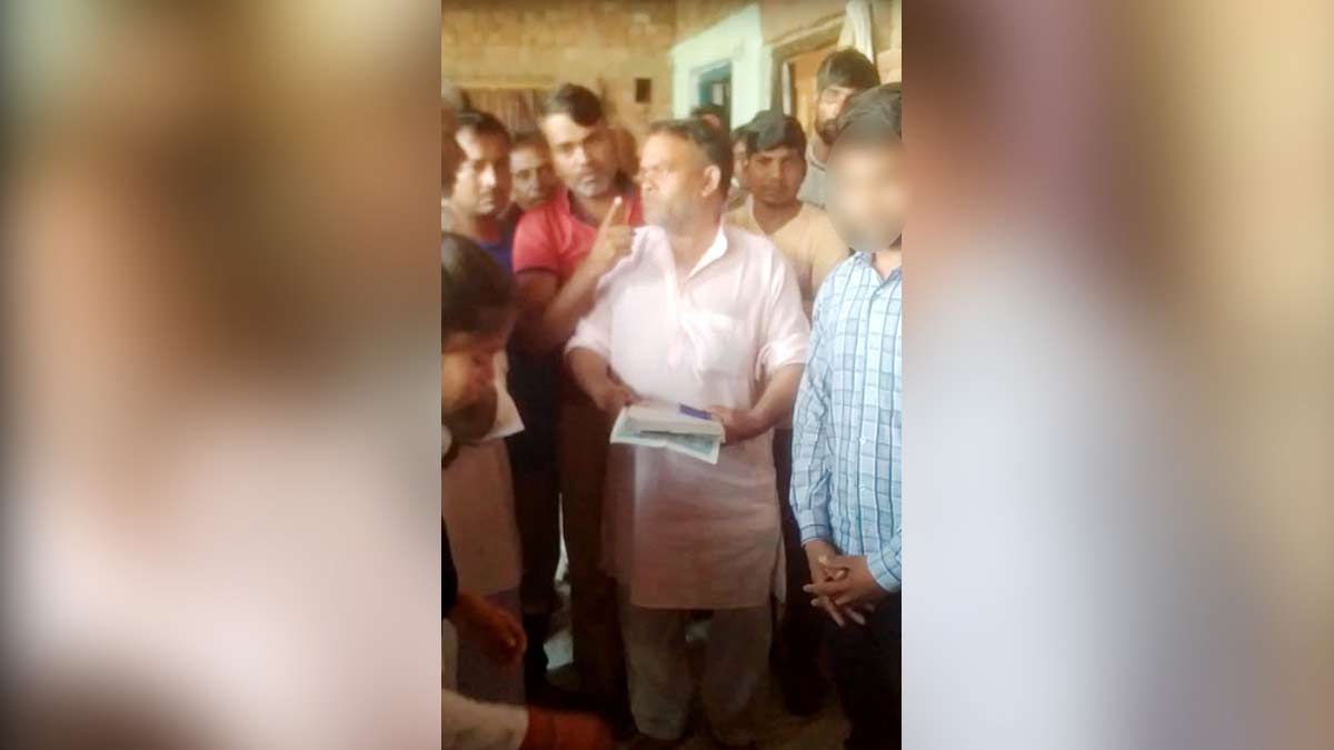 पंचायत में लड़की ने युवक को चप्पल से पीटा 