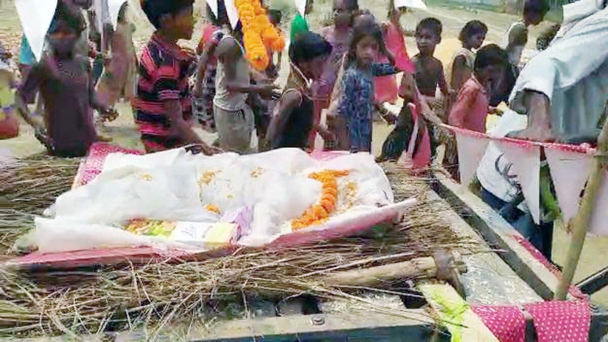 बैंड बाजे के साथ किया पालतू कुत्ते का अंतिम संस्कार